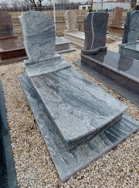 
Bianco Kinava szimpla gránit síremlék színazonos borított gránit járdával, gömbölyített élképzéssel, íves osztott fedlappal, íves lekerekített emlékrésszel. AKCIÓS SÍRKŐLK/14
