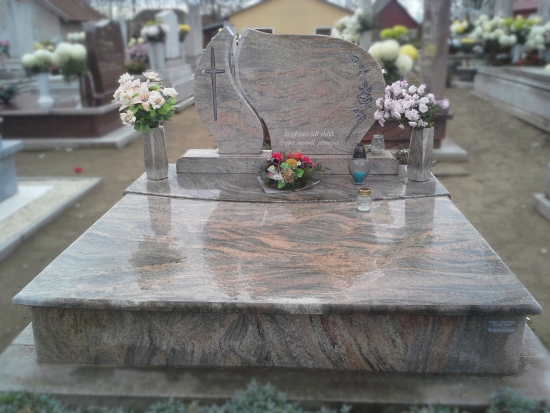 
 Juparana Colombo- dupla, gránit síremlék ívelt fedlappal, két oldalt ráhelyezett vázával, osztott emlékkel  D/1
