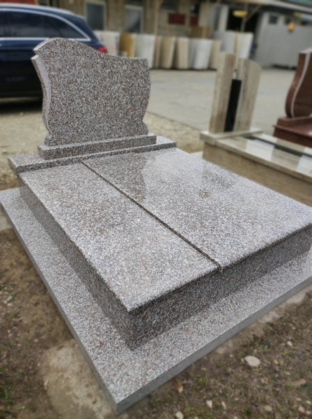 
 Limbara dupla gránit síremlék színazonos borított járdával, áthidaló lépcsővel, fazonos bal szélen mart díszítésű emlékkel AKCIÓS SÍRKŐ
