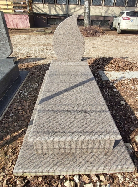 
Designer Brown különleges gránitból készült fedett szimpla síremlék, teli fedlappal. AKCIÓS SÍRKŐ
