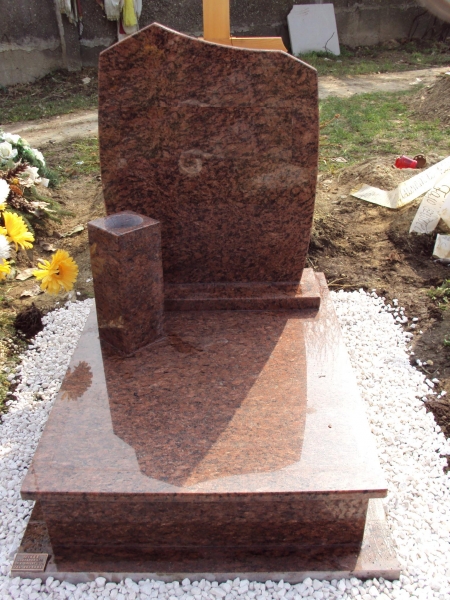 
 Rosso Vanga gránit urna sírkő ,fazonos emlékrésszel, borított járdával,hagyományos álló vázávalU/38  
