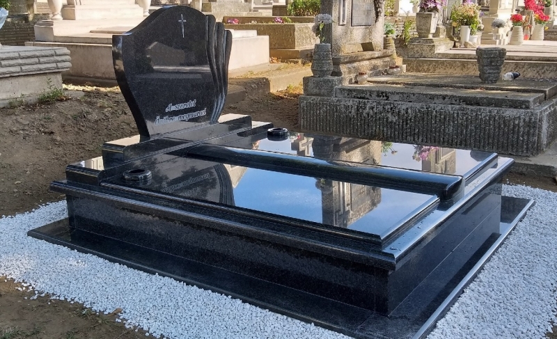 
 Nero Impala dupla gránit síremlék borított járdával, középen domborított berakású dupla fedlappal, süllyesztett vázákkal, oldalt ’legyező’ motívumú emlékkel  D/18
