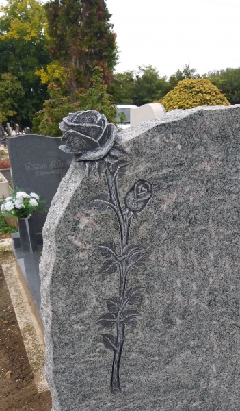 
 Verde Marina- dupla gránit síremlék  sprengelt szélű,  rózsa faragással készített emlékrésze (nagyított) D/4
