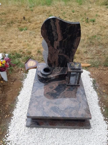 
 Aurora India gránit urna síremlék, teli fedlappal, fazonos emlékkel, lépcsővel, süllyesztett vázával, ráhelyezett gránit mécsestartóvalU/17
