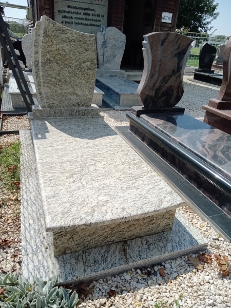 
Giallo Corona szimpla gránit síremlék, borított járdával, nekitolós íves fedlappal, letisztult, egyszerű emlékelAKCIÓS SÍRKŐLK/9
