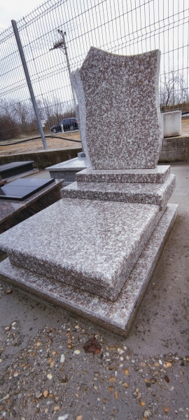 
 Limbara gránit urna sírkő borított járdával, dupla lépcsős kialakítással, fazonos, bal szélen mart motívumú emlékkel AKCIÓS SÍRKŐ
