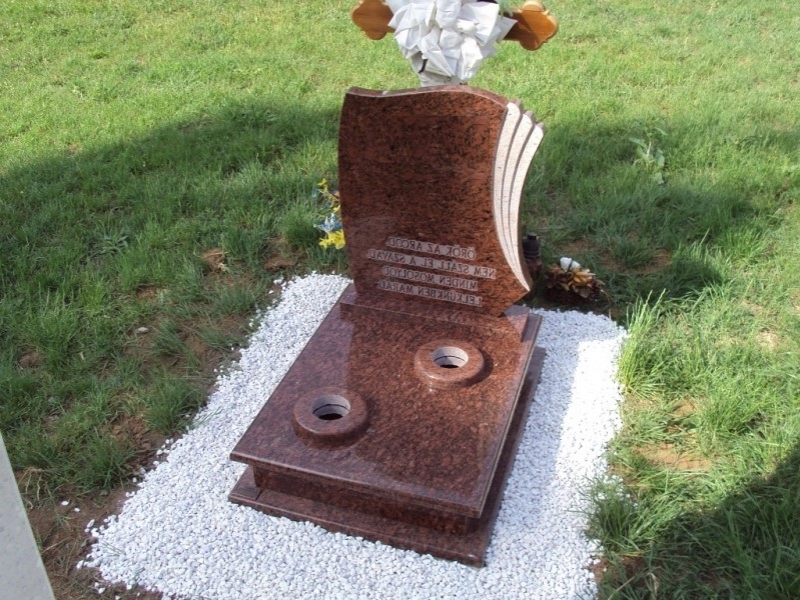 
Rosso Vanga gránit urna sírkő, szirmos emlékkel, süllyesztett vázákkal, borított járdával U/42
