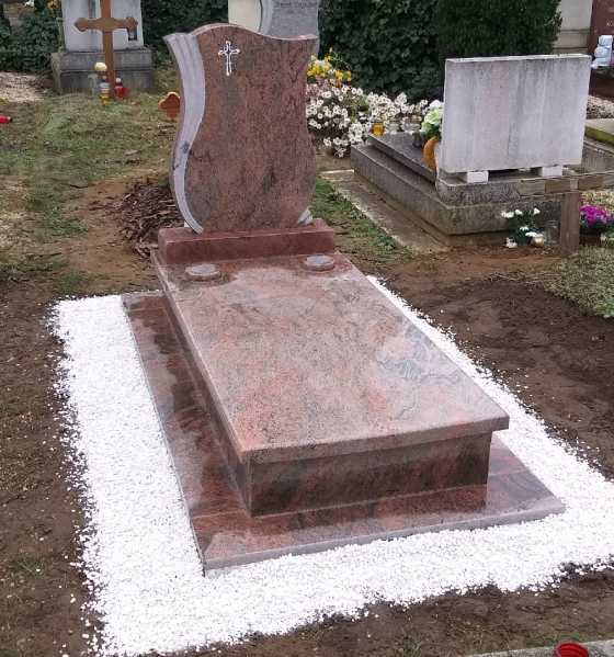 
 Multicolor- szimpla gránit,  igényesen kialakított síremlék, borított járdával, teli fedlappal, süllyesztett vázákkal, íves motívumgravírozott emlékkel  SZ/30

