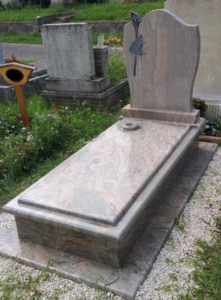
 Juparana Colombo szimpla gránit síremlék, borított járdával, keretborítással, ráültetett gömbölyített fedlappal, süllyesztett vázával, faragott 