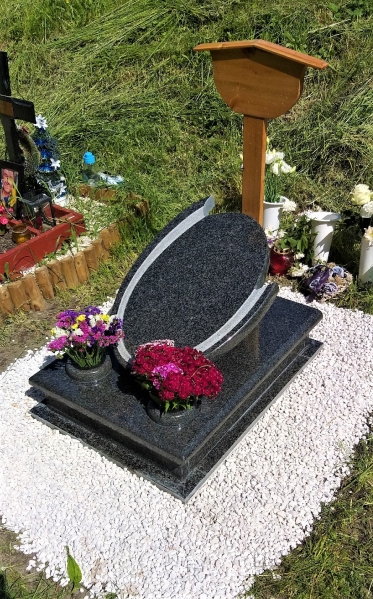 
 Nero Impala gránit urna sírhely süllyesztett vázákkal, döntött, ívesen mart,stílusos emlékkel  U/3

