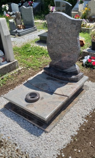
 Vizag Blue gránit urna síremlék lépcsőzetes kialakítású fedlappal, süllyesztett vázával letisztult 